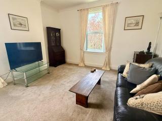 Spacious 3-Bed Apartment with Free Parking Sleeps 6 - 3
