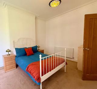 Large 5-Bed Home with 2 Baths Free Parking - 3