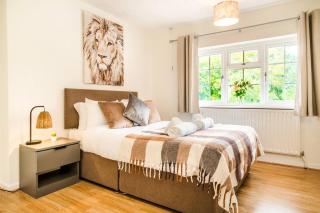 5 Bedroom House, Private Parking, Near Gatwick Airport, Contractor & Family Friendly Fast Wi-Fi & Self Check-In - 0