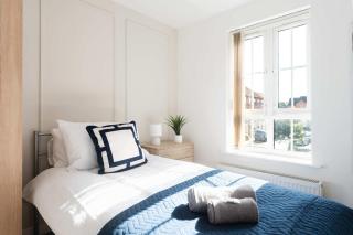 Spacious 6BR Home in Worksop Sleeps 6 Parking - 4