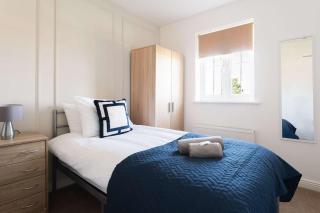 Spacious 6BR Home in Worksop Sleeps 6 Parking - 2