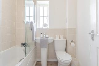 Spacious 6BR Home in Worksop Sleeps 6 Parking - 1