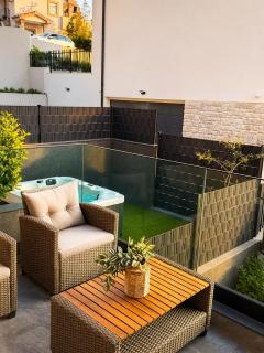 Luxury Modern Oasis with Private Garden" Grand Jacuzzi" - 7