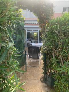 Rez de jardin Pinède Proximité Quartier Naturiste - 2