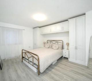 Retro modern 1 Bed Apartment Sleeps 2 -Free Parking -WiFi & Tv - 6