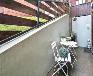 Retro modern 1 Bed Apartment Sleeps 2 -Free Parking -WiFi & Tv - 5