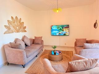 Spacious Entire 4BR 5BA wFull AC WiFi 5000 ft to beach - 0