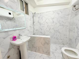 Spacious Entire 4BR 5BA wFull AC WiFi 5000 ft to beach - 3