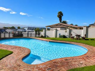 Little Lincoln Sea & Pool View Apartment - 7
