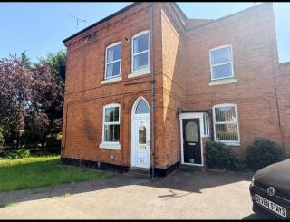 Spacious 3-Bed Apartment with Free Parking Sleeps 6 - 6