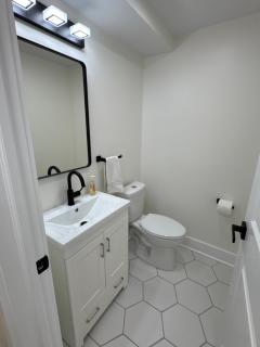Bright Modern 2BR, Close to Downtown - 4