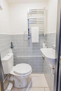 Dan Suite I Stylish 1BR Apartment I Sleeps 3 I Near Gavin and Stacey House I Barry High Street I Barry Train Station I Barry Island I WiFi I Parking and Easy Cardiff Access - 1