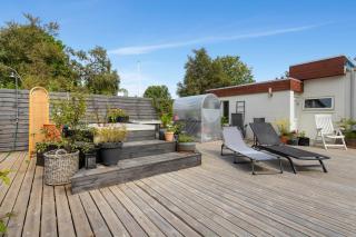 4BR Modern Family Home - Hot Tub, Garden and Parking - 0