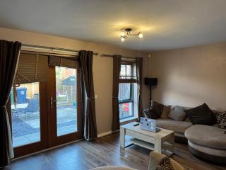 Modern 3BR House with Garden Near City Centre and free Parking - 8