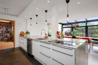 4BR Modern Family Home - Hot Tub, Garden and Parking - 8