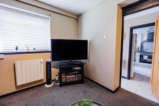 Dan Suite I Stylish 1BR Apartment I Sleeps 3 I Near Gavin and Stacey House I Barry High Street I Barry Train Station I Barry Island I WiFi I Parking and Easy Cardiff Access - 3