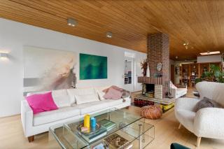 4BR Modern Family Home - Hot Tub, Garden and Parking - 4