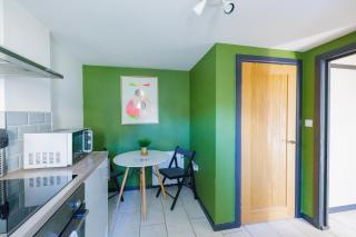 Dan Suite I Stylish 1BR Apartment I Sleeps 3 I Near Gavin and Stacey House I Barry High Street I Barry Train Station I Barry Island I WiFi I Parking and Easy Cardiff Access - 0