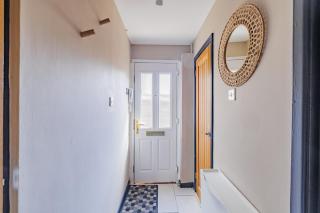 Dan Suite I Stylish 1BR Apartment I Sleeps 3 I Near Gavin and Stacey House I Barry High Street I Barry Train Station I Barry Island I WiFi I Parking and Easy Cardiff Access - 9