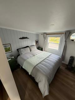 The Artists Cottage Waterfront Hideaway - 9