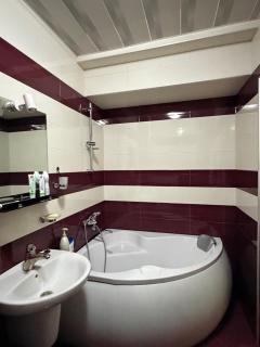 Spacious 4-Guest Stay near Station Square Metro & Fabrika - 8