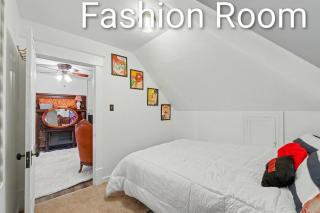 Illini Dream House With Historic Retreat Near UIUC - 8