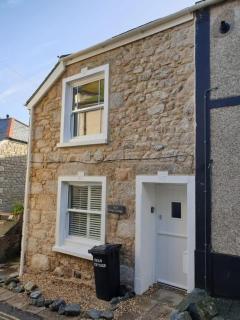 DEAN COTTAGE -- A Beautifully Presented 17TH CENTURY TRADITIONAL FISHERMAN'S COTTAGE -- In The Heart Of Old St Ives - 20m FROM THE HARBOUR FRONT -- Ideal For Couples Or A Family of 4 -- Close To The Train Station and Parking - 2