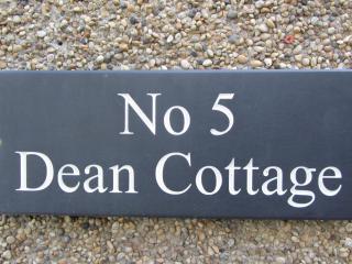 DEAN COTTAGE -- A Beautifully Presented 17TH CENTURY TRADITIONAL FISHERMAN'S COTTAGE -- In The Heart Of Old St Ives - 20m FROM THE HARBOUR FRONT -- Ideal For Couples Or A Family of 4 -- Close To The Train Station and Parking - St Ives - 5
