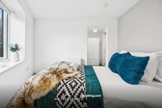 Cheap & Modern 5 BR Whole House in Central Bristol by AltoLuxo Short Lets & Serviced Accommodation with FREE WiFi and Parking - 1
