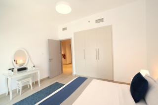 Premium 1BR Retreat | Waters Edge Yas Island - 2