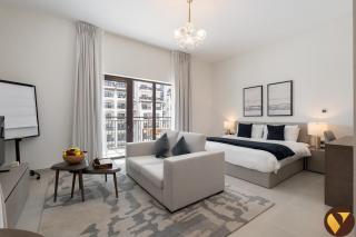 Vogue Vacation Homes, ABD Albatross 1, in the Heart of Yas Island, Studio Apartment with Balcony and City View, walking distance from Ferrari World, Warner Bros, Water World, and short driving distance to Grand Prix Formula 1 - 1