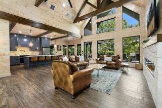 Roaring River Hideaway-Epic Patio-HotTub-Gameroom - 3