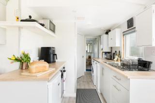 Cosy Cabin with Hot Tub and Lakeview in Cotswolds - Pass the Keys - 8