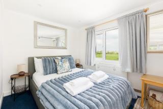 Cosy Cabin with Hot Tub and Lakeview in Cotswolds - Pass the Keys - 6