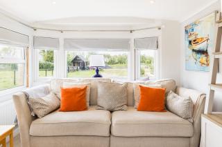 Cosy Cabin with Hot Tub and Lakeview in Cotswolds - Pass the Keys - 3