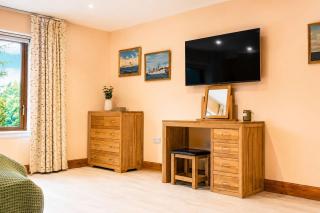 Lakeside Lodge, Views, Hot Tub & Fully Accessible - 5
