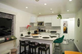 Ground Floor Apartment Sleeps 4 Parking - 5