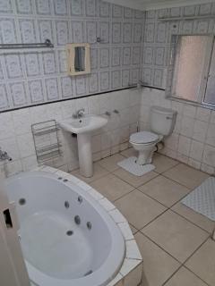 Charles Guest House - 9