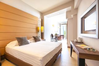 Waldorf Suite Hotel - 9