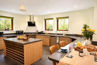Lakeside Lodge, Views, Hot Tub & Fully Accessible - 1
