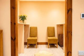 Lakeside Lodge, Views, Hot Tub & Fully Accessible - 8