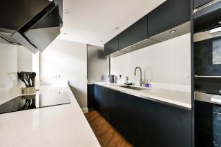 GuestReady - Charming Flat with Skylit Living Room - 7