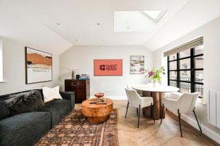 GuestReady - Charming Flat with Skylit Living Room - 0