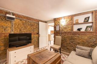 Cozy and Cool Brick-Wall 1BR in Heart of Moda - 4