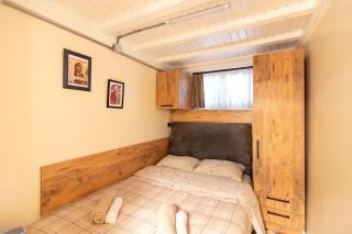 Cozy and Cool Brick-Wall 1BR in Heart of Moda - 2