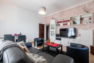 GuestHost - Bright and Cozy Apartment with Parking - 1
