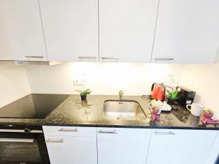 Urban Stay 1BR w free parking - 4