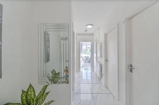 Cozy 2-Bed Escape in Blackheath Smart Studio - 3