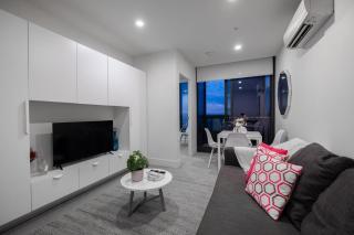 Family-Friendly 2BR Melbourne CBD Skyline View - 5