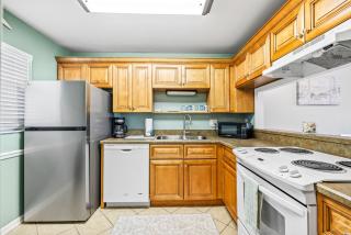 Ocean Views, Balcony, Pools, and Walkable Location - 0